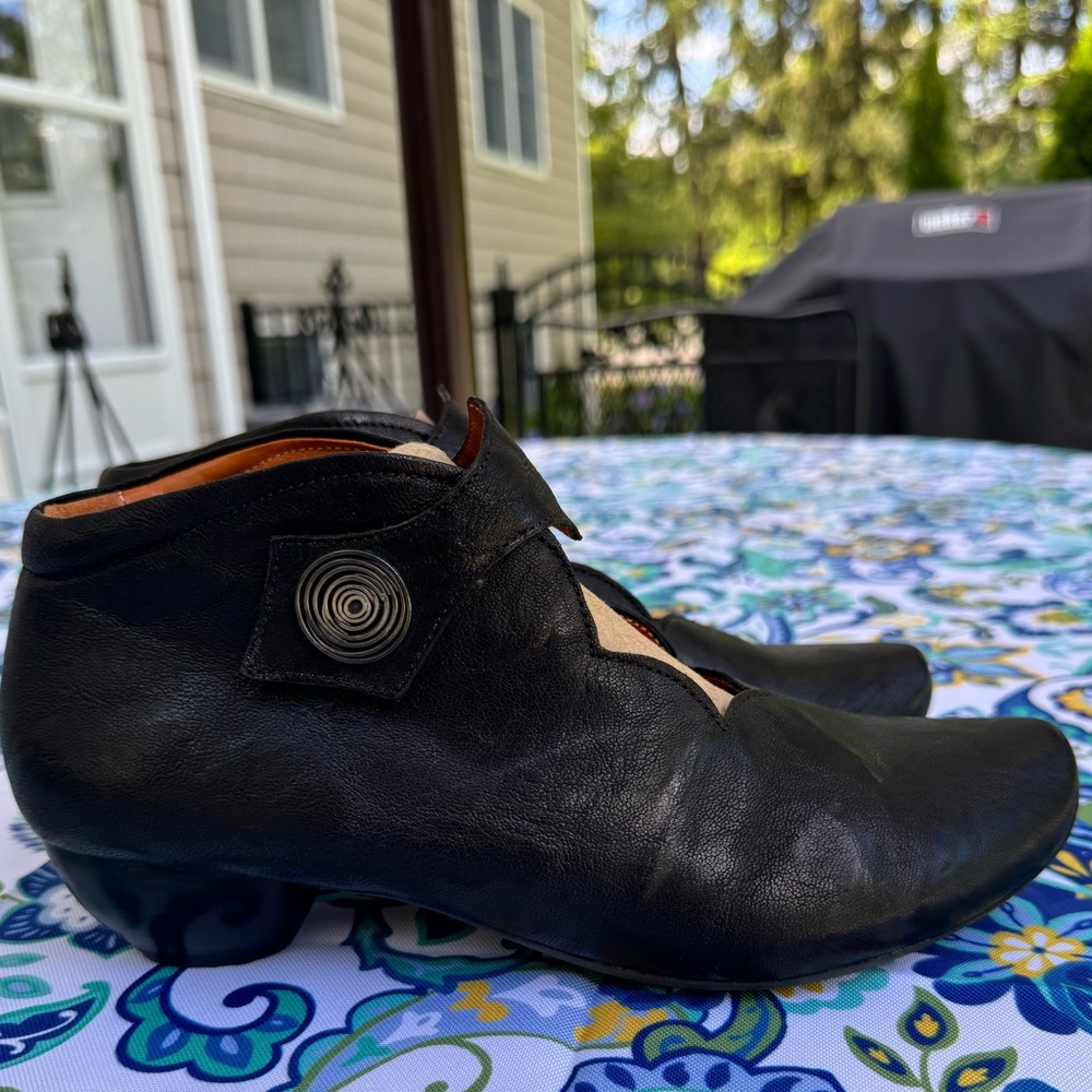 Think! Black Leather Women's Shoes Size 40/9